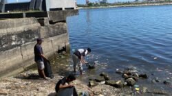 Respons Cepat Aduan Warga, Pemkot Makassar Bersihkan Sampah yang Cemari Pantai Losari