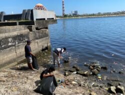 Respons Cepat Aduan Warga, Pemkot Makassar Bersihkan Sampah yang Cemari Pantai Losari