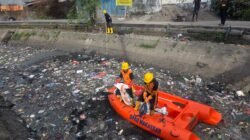 Kecamatan Makassar Bersama Tim Gabungan Bersihkan Sampah di Kanal Bara-Baraya Timur