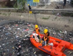 Kecamatan Makassar Bersama Tim Gabungan Bersihkan Sampah di Kanal Bara-Baraya Timur