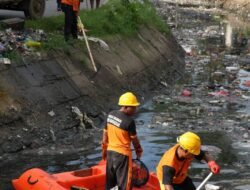BPBD Makassar Terjun Langsung Bersihkan Kanal Bara-Baraya Timur