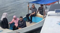 Kunjungi Warga di Kecamatan Pulau Sangkarang, Munafri Salurkan Bantuan Beasiswa Rp2,1 Miliar