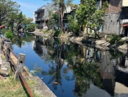 Tak Kenal Libur, BPBD Makassar Bersihkan Tumpukan Sampah di Kanal Kandea