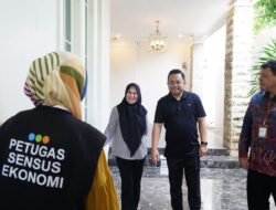 Sukseskan Sensus Ekonomi, Darmawangsyah Muin dan Istri Ikuti Pendataan BPS