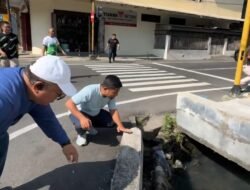 Turun ke Jalan Andi Cammi, Wali Kota Parepare Pimpin Pengerukan Sampah Plastik Atasi Genangan