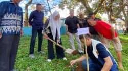 Dukung Pariwisata Berkelanjutan, STIEM Bongaya Serahkan Bibit Pohon dan Bina UMKM di Malino