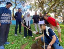 Dukung Pariwisata Berkelanjutan, STIEM Bongaya Serahkan Bibit Pohon dan Bina UMKM di Malino