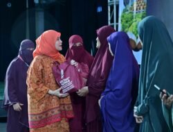 100 Guru Mengaji di Makassar Terima Bantuan Pangan Gratis Saat Muktamar V Wahdah Islamiyah