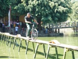 Kocak! Lomba Sepeda Lintas Kolam Kodim Gowa Bikin Peserta Nyemplung, Penonton Riuh