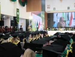 Bupati Husniah: Teknologi Bukan Ancaman, tapi Kunci Sejahterakan Petani  GOWA — Bupati Gowa Sitti Husniah Talenrang mendorong generasi muda pertanian untuk tidak melihat perkembangan teknologi sebagai ancaman bagi petani. Sebaliknya, teknologi dinilai menjadi instrumen penting untuk meningkatkan produktivitas sekaligus kesejahteraan petani.  Hal itu disampaikan Sitti Husniah Talenrang saat menghadiri Wisuda Politeknik Pembangunan Pertanian (Polbangtan) Gowa 2026 di Aula Syekh Yusuf Kampus I Polbangtan Gowa, Senin (10/8/2026).  Dalam kesempatan tersebut, Bupati Husniah menyampaikan apresiasi kepada seluruh wisudawan dan wisudawati yang telah menyelesaikan pendidikan. Ia berharap para lulusan tidak hanya menjadi tenaga kerja, tetapi mampu tampil sebagai inovator dan penggerak pembangunan pertanian.  “Atas nama Pemerintah Kabupaten Gowa, saya menyampaikan selamat kepada seluruh wisudawan dan wisudawati. Jadilah generasi yang bukan hanya sekadar lulus, tetapi mampu mengabdi dengan memberikan ilmunya dan turun langsung ke masyarakat. Tenaga dan pemikiran mereka sangat dibutuhkan untuk mengembangkan pertanian, termasuk melalui pemanfaatan teknologi,” jelasnya.  Menurut Husniah, tantangan sektor pertanian saat ini semakin kompleks. Pertanian modern tidak lagi hanya berkaitan dengan benih, tanah, pupuk dan hasil panen.  Lebih dari itu, sektor pertanian kini membutuhkan penguasaan data, teknologi digital, mekanisasi, kecerdasan buatan atau artificial intelligence (AI), efisiensi produksi, adaptasi terhadap perubahan iklim, penguatan rantai pasok, hilirisasi, akses pasar hingga kewirausahaan.  Karena itu, ia meminta lulusan Polbangtan Gowa mampu beradaptasi dengan perkembangan teknologi dan menjadikan inovasi sebagai bagian penting dalam meningkatkan produktivitas pertanian.  “Indonesia membutuhkan generasi pertanian yang baru. Generasi yang memahami bahwa teknologi bukan ancaman bagi petani, tetapi instrumen untuk meningkatkan produktivitas dan kesejahteraan petani,” katanya.  Husniah menambahkan, generasi muda pertanian harus mampu memanfaatkan teknologi secara tepat untuk membantu petani mengambil keputusan dan meningkatkan efisiensi usaha tani.  “Kita membutuhkan anak muda yang mampu melihat data sebelum mengambil keputusan, menggunakan teknologi untuk meningkatkan efisiensi, serta mengubah hasil pertanian menjadi produk yang memiliki nilai tambah,” ujarnya.  Ia menyebut Kabupaten Gowa memiliki potensi besar di sektor pertanian. Karena itu, Pemerintah Kabupaten Gowa membuka ruang kolaborasi dengan Polbangtan Gowa maupun para alumninya untuk mendukung berbagai program pembangunan pertanian di daerah.  “Pemerintah Kabupaten Gowa siap berkolaborasi dengan lulusan terbaik Polbangtan. Kita sedang menjalankan berbagai program nasional dan tentunya membutuhkan kolaborasi serta dukungan, khususnya dari Polbangtan, agar ilmu yang dimiliki dapat digunakan untuk kemajuan pertanian di Kabupaten Gowa,” pungkasnya.  Sementara itu, Plt Direktur Polbangtan Gowa Sartika Juwita mengatakan, keberhasilan 268 mahasiswa yang diwisuda merupakan buah dari kerja keras selama menjalani proses pendidikan.  “Keberhasilan hari ini merupakan hasil kerja keras selama proses pendidikan. Jadikan ilmu yang diperoleh sebagai bekal untuk mengabdi kepada masyarakat. Jadilah duta Polbangtan Gowa di mana pun kalian berada,” pesannya.  Ia berharap para lulusan mampu mengambil peran sebagai inovator, teknisi, penggerak masyarakat sekaligus calon pemimpin pertanian Indonesia di tengah tantangan sektor pertanian yang semakin kompleks.  “Setelah hari ini, nama Polbangtan Gowa akan selalu melekat pada diri kalian. Karena itu, jagalah almamater dengan sikap dan karya yang baik. Selamat kepada seluruh wisudawan dan wisudawati. Selamat mengabdi, kami bangga kepada kalian semua,” tambahnya.  Pada Wisuda Polbangtan Gowa 2026 ini, total 268 mahasiswa resmi diwisuda. Dari jumlah tersebut, sebanyak 180 orang merupakan lulusan Sarjana Terapan, sementara 88 orang lainnya merupakan lulusan jenjang Ahli Madya.  Para lulusan diharapkan tidak berhenti pada pencapaian akademik, tetapi mampu membawa pengetahuan dan teknologi yang diperoleh selama di bangku kuliah untuk menjawab berbagai persoalan pertanian serta mendorong peningkatan kesejahteraan masyarakat.  Dengan potensi pertanian yang dimiliki Kabupaten Gowa, kehadiran generasi muda yang menguasai teknologi diharapkan dapat memperkuat transformasi menuju pertanian yang lebih produktif, efisien, inovatif dan berkelanjuta