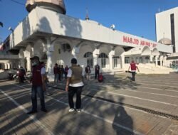 Jelang HUT RI ke-81, Warga Makassar Kompak Gotong Royong Bersihkan Masjid