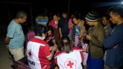 Tak Kenal Gelap, Tim Medis PMI Tetap Layani Warga di Pengungsian Sengari