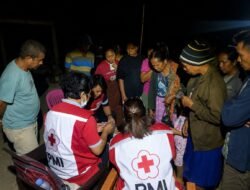 Tak Kenal Gelap, Tim Medis PMI Tetap Layani Warga di Pengungsian Sengari
