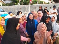 Disambut Ratusan Emak-emak, Kedatangan Bupati Gowa di Bajeng Barat Bikin Suasana HUT RI Makin Meriah