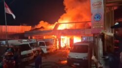 Gudang Yakult di Gowa Terbakar Hebat, Warga Ramai-Ramai Evakuasi Mobil