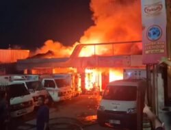 Gudang Yakult di Gowa Terbakar Hebat, Warga Ramai-Ramai Evakuasi Mobil