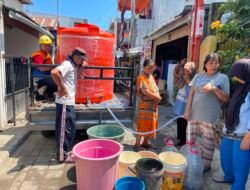 Jangkau Lorong Sempit, Mobil Pickup PDAM Makassar Antar Bantuan Air hingga ke Warga