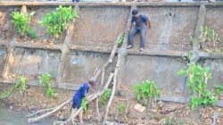 Bersama Jaga Lingkungan, Perumda Air Minum Makassar Bersihkan Saluran Air Baku