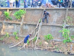 Bersama Jaga Lingkungan, Perumda Air Minum Makassar Bersihkan Saluran Air Baku