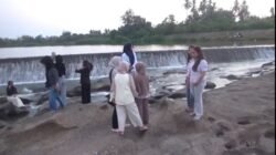 Air Bendung Kampili Gowa Surut, Bebatuan Unik Muncul dan Jadi Spot Foto Favorit Warga
