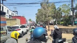 Antrean BBM di Makassar Tembus 1 Kilometer, Warga Rela Bermalam di SPBU