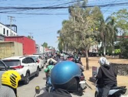 Antrean BBM di Makassar Tembus 1 Kilometer, Warga Rela Bermalam di SPBU