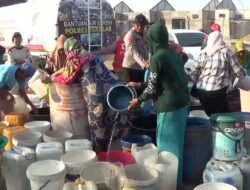 Sumur Mengering Sejak Juli, Warga Takalar Berebut 12 Ribu Liter Air Bersih