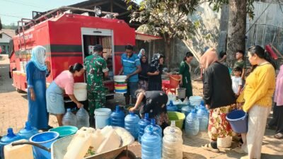 Pasokan Air Berkurang, Personil Kodim Gowa Salurkan Air Bersih ke Warga Bontoramba Gowa 