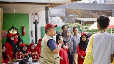 Api yang Menyala untuk Mereka yang Tak Mau Melihat Terang