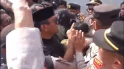 Demo Dugaan Sabotase Surat MA untuk Bupati Gowa Ricuh, Pintu Kantor Pos Rusak