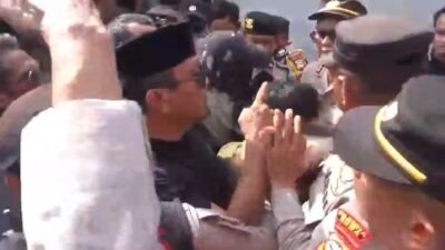 Demo Dugaan Sabotase Surat MA untuk Bupati Gowa Ricuh, Pintu Kantor Pos Rusak